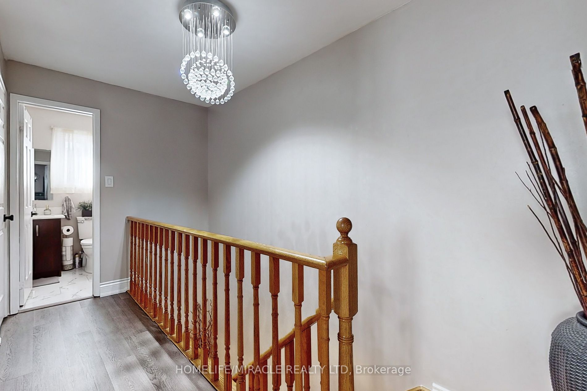 310 Bristol Cres E