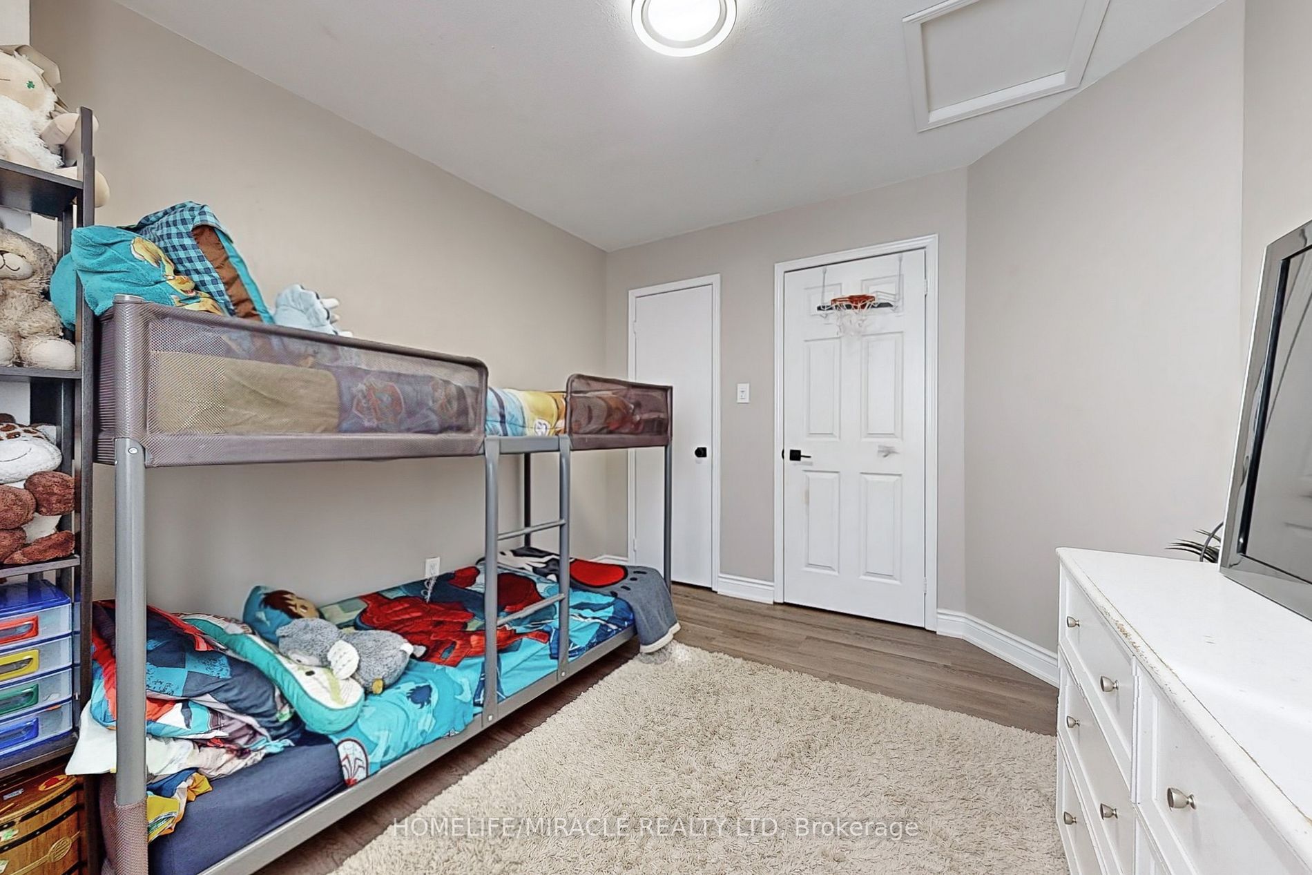 310 Bristol Cres E