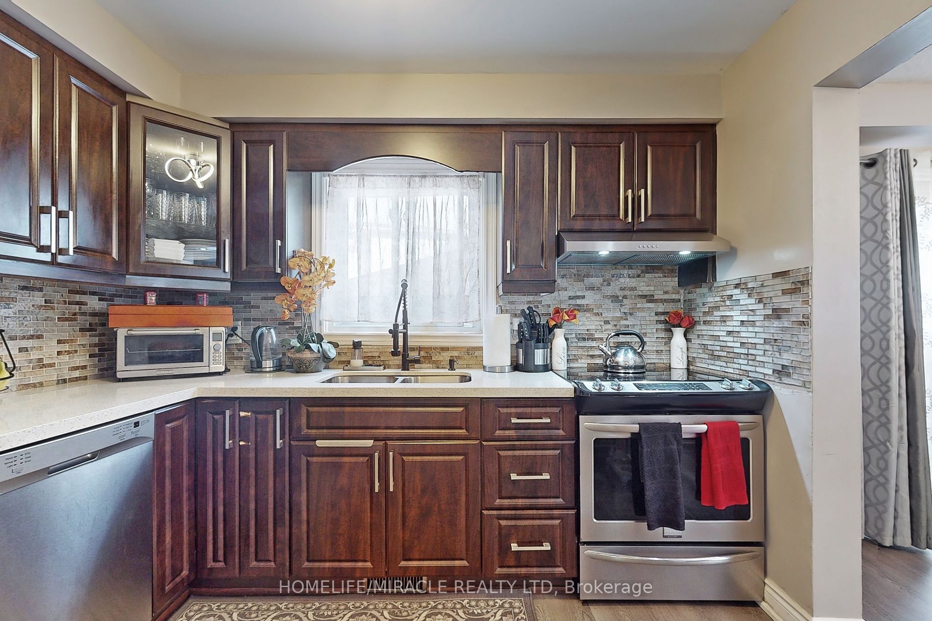 310 Bristol Cres E