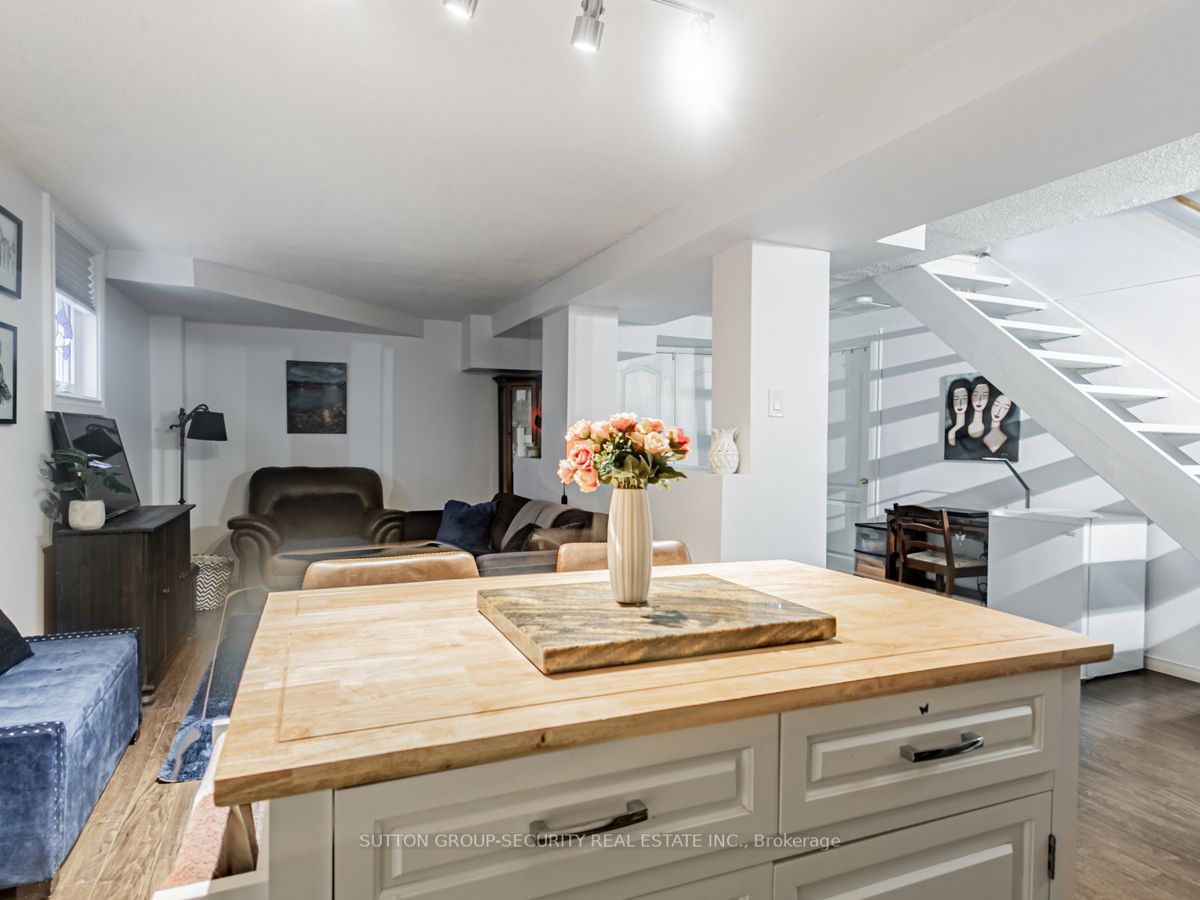 8 Pinestone Crt
