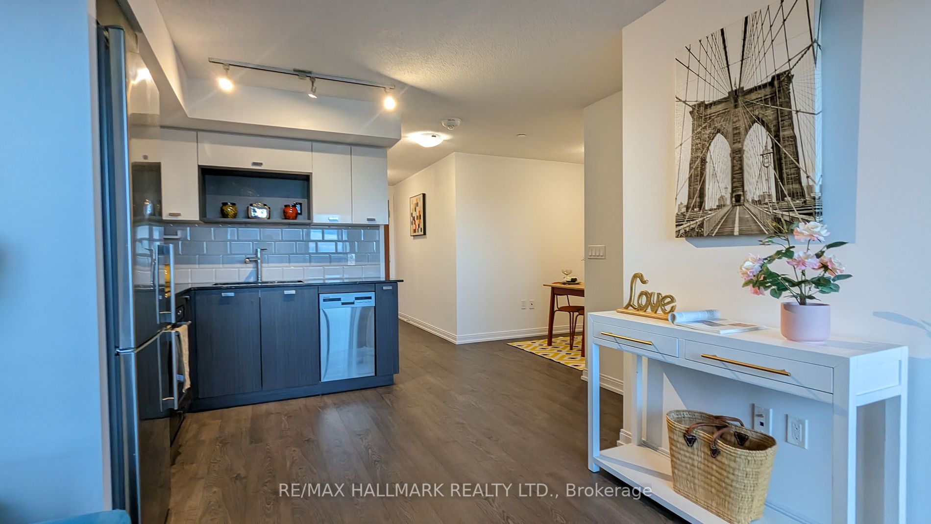 275 Village Green Sq, #825