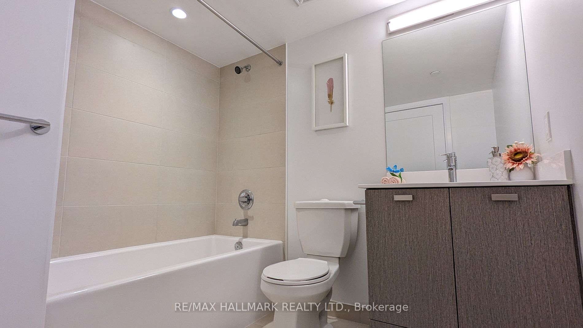 275 Village Green Sq, #825