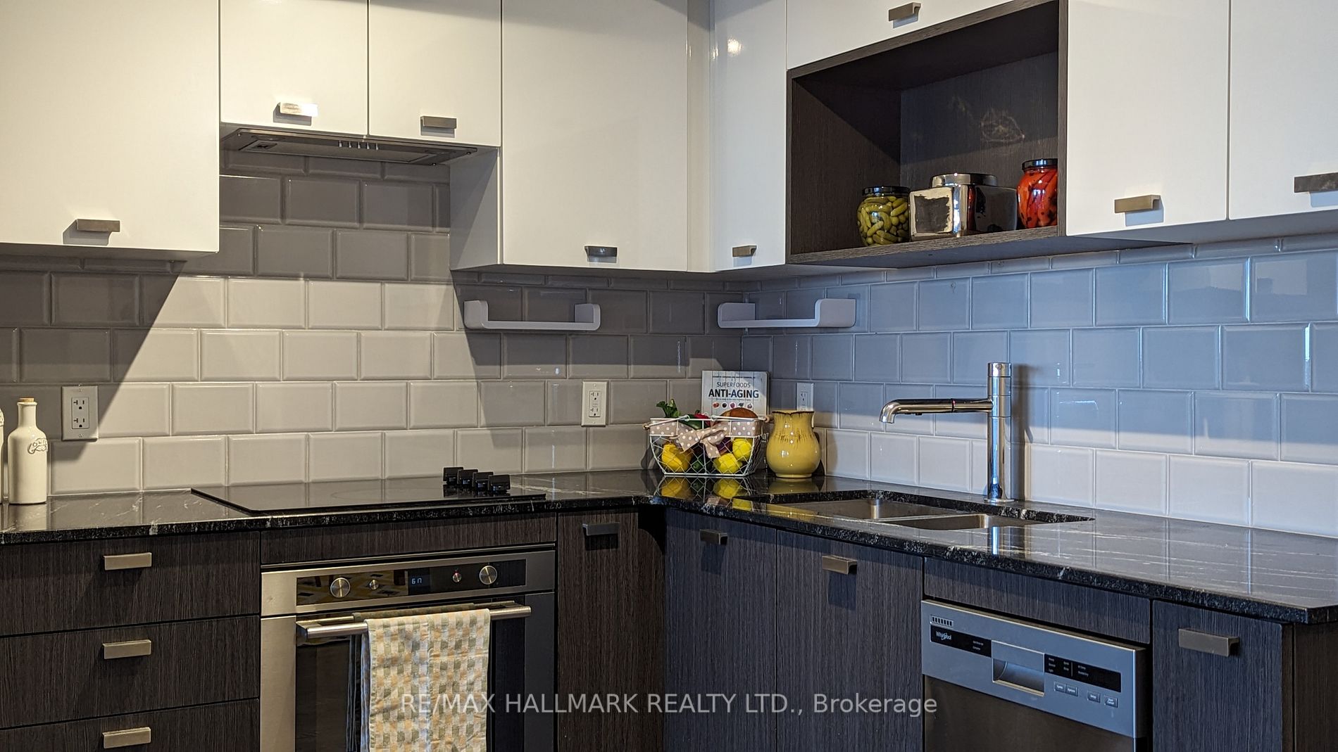 275 Village Green Sq, #825