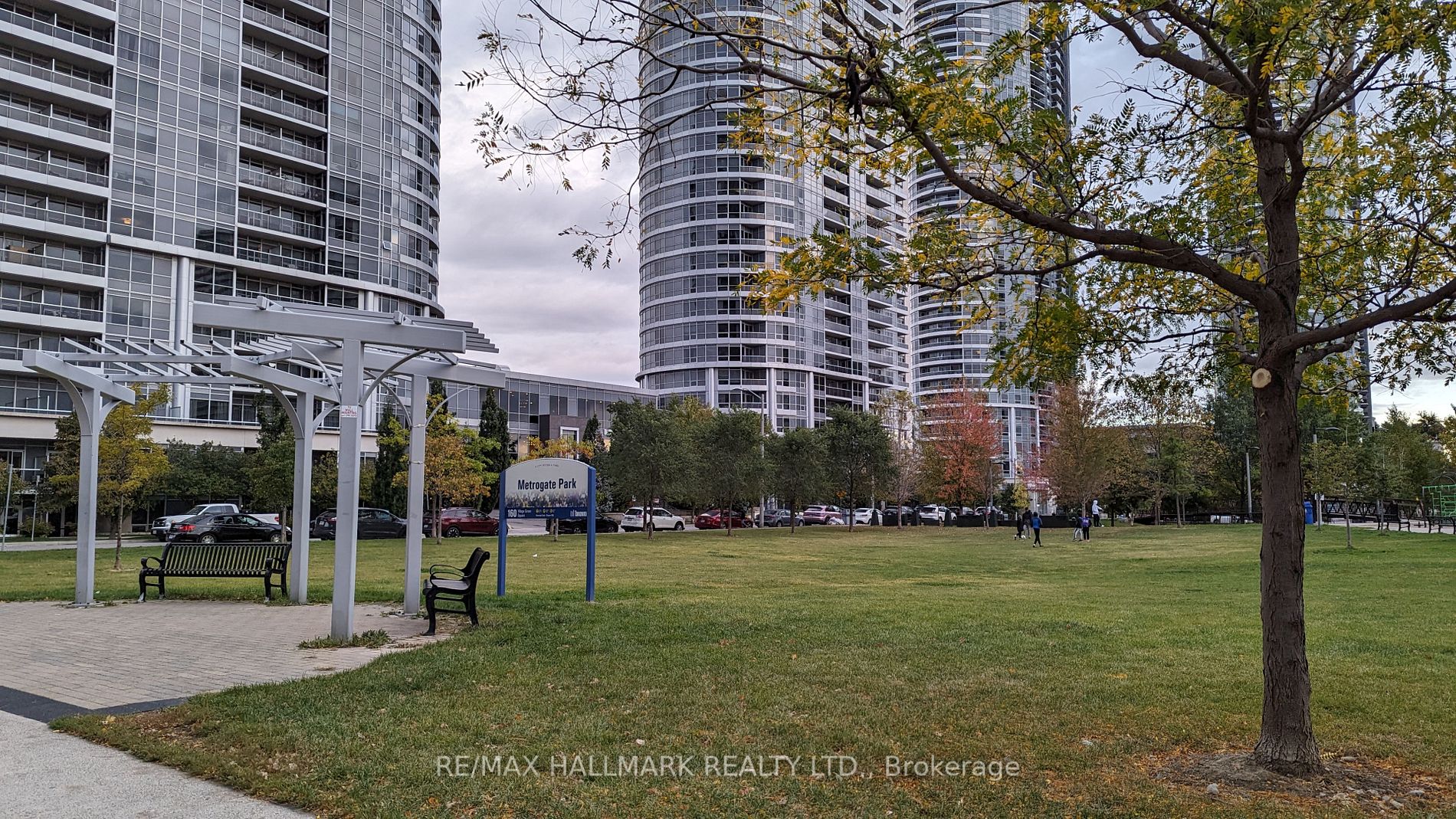275 Village Green Sq, #825