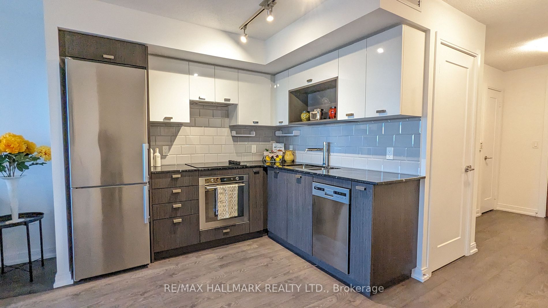275 Village Green Sq, #825