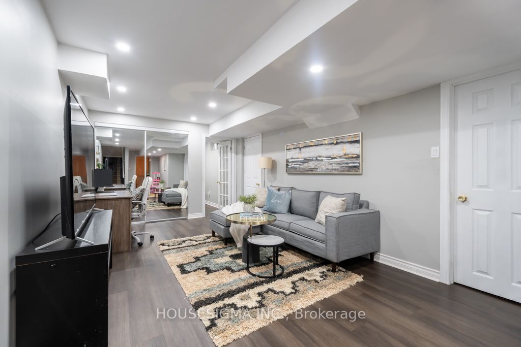1611 Avonmore Square