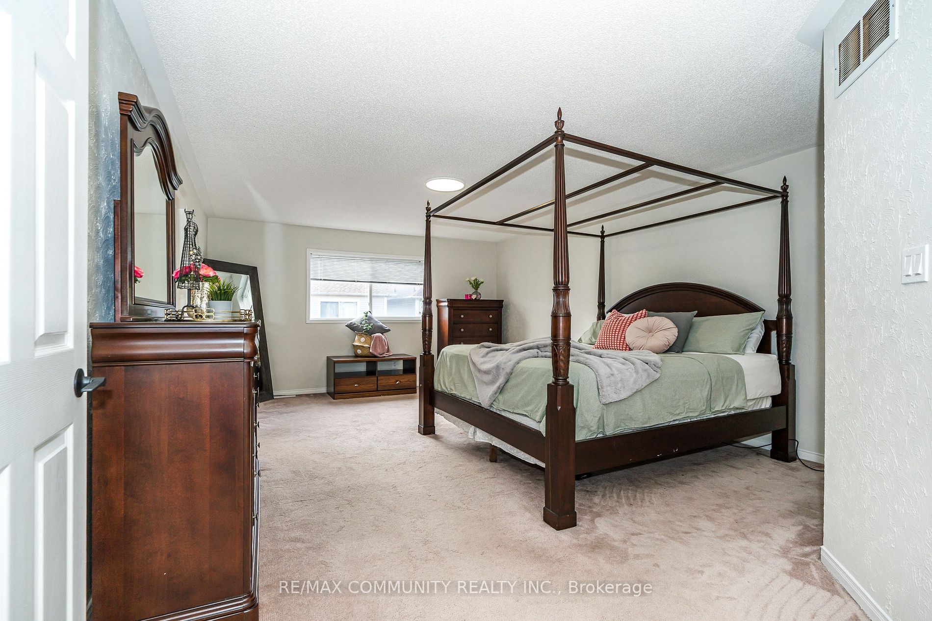 31 Greenhalf Dr