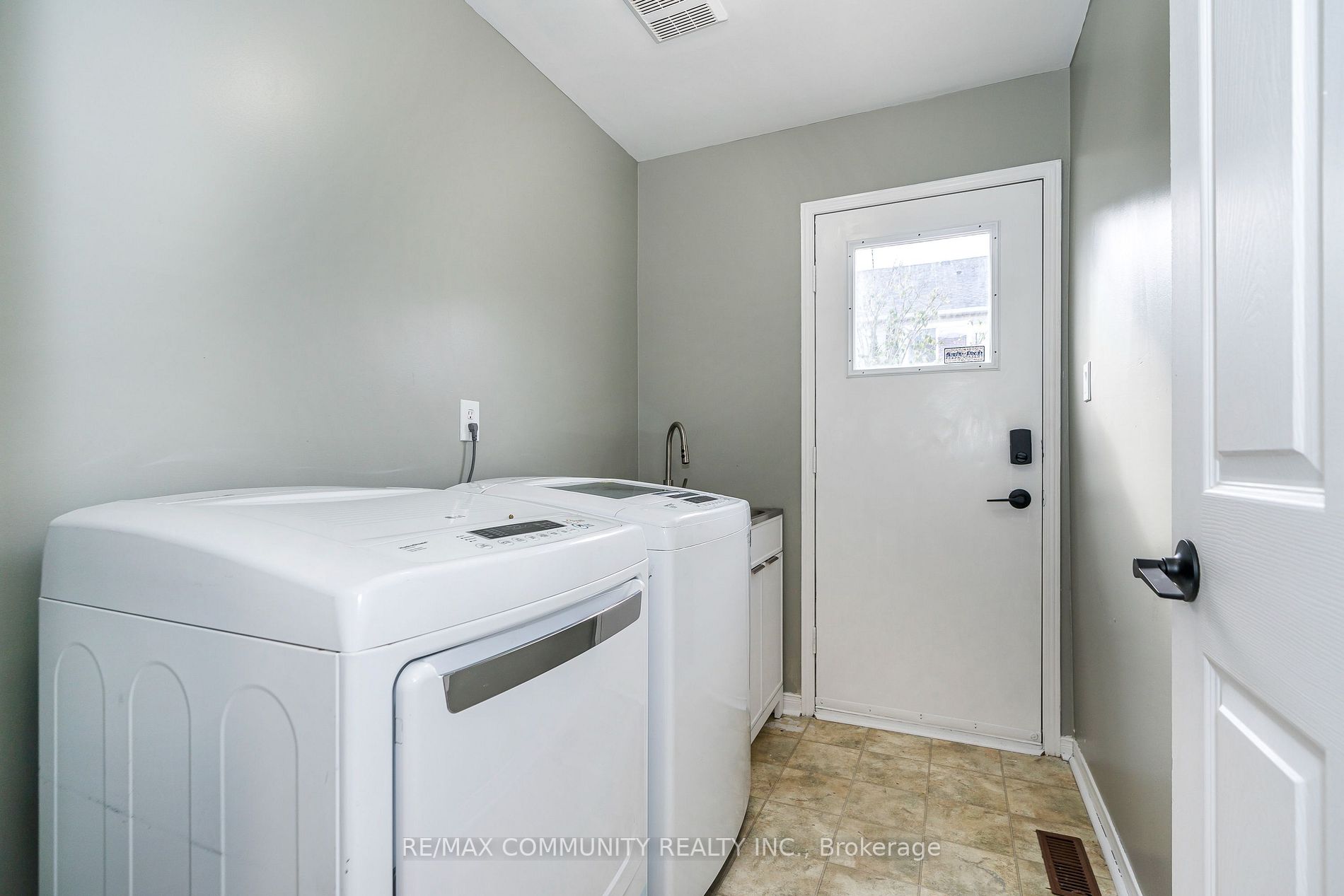 31 Greenhalf Dr