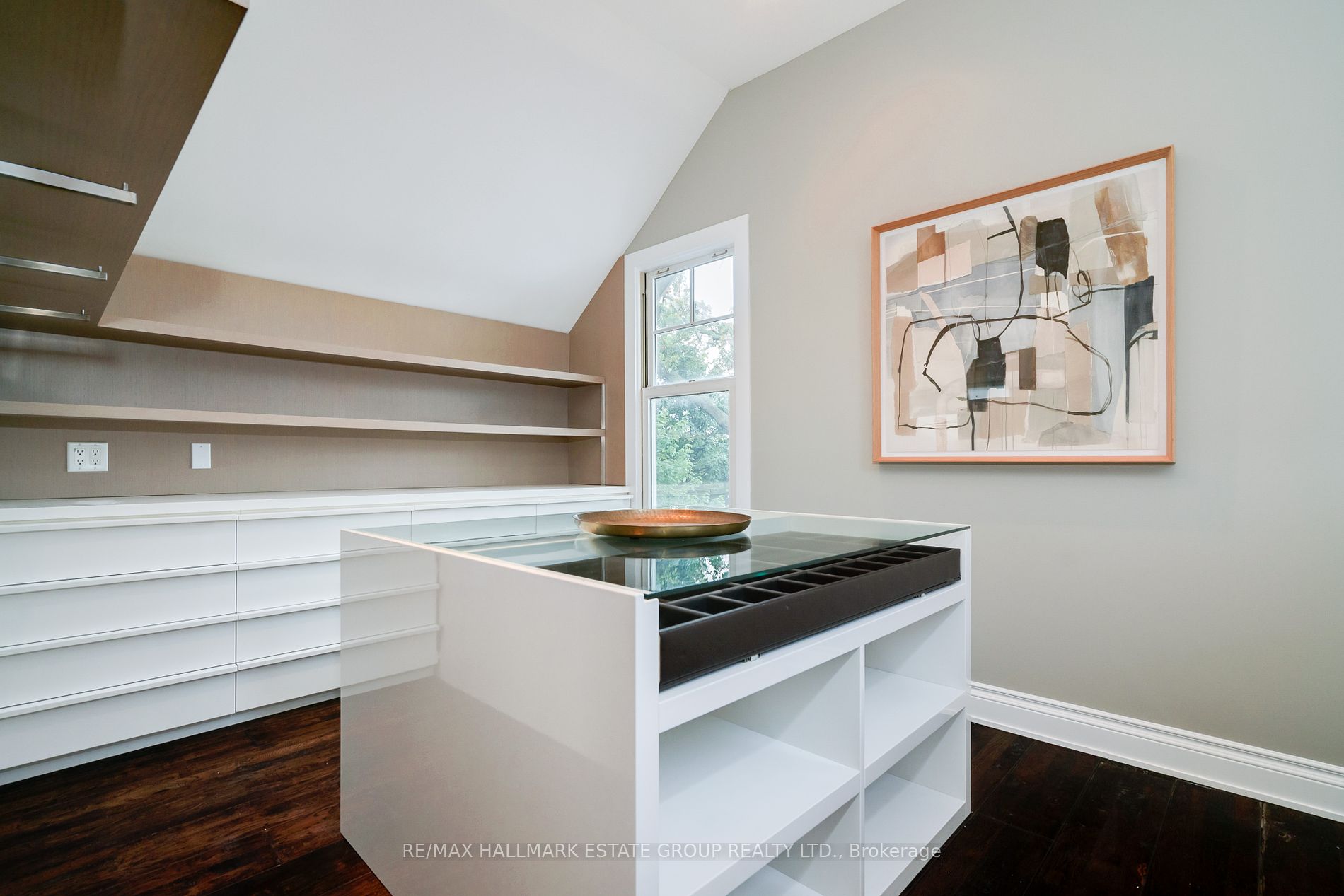 126 Lee Ave