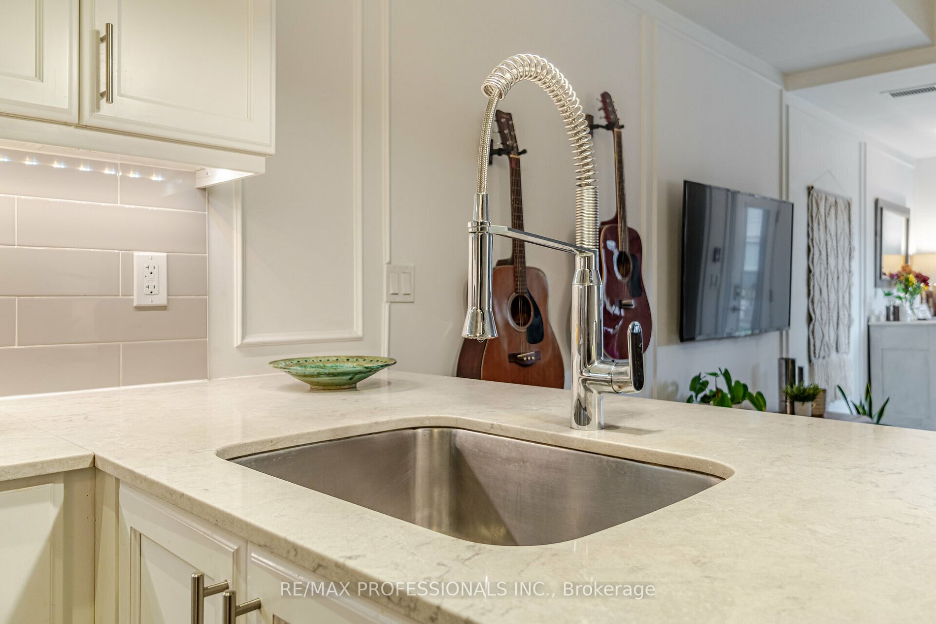 2A Queensbury Avenue, #102