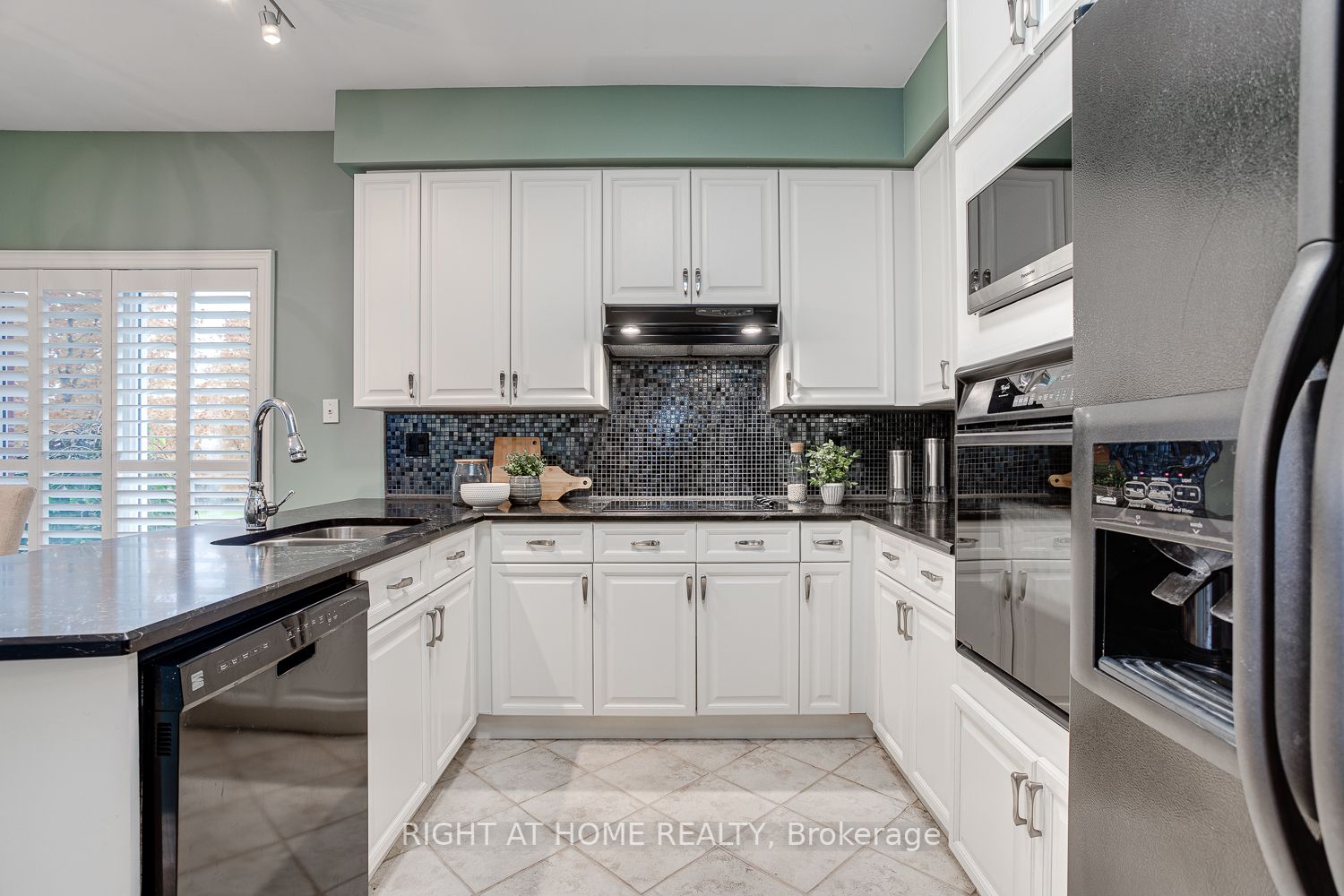 311 Waterbury Cres