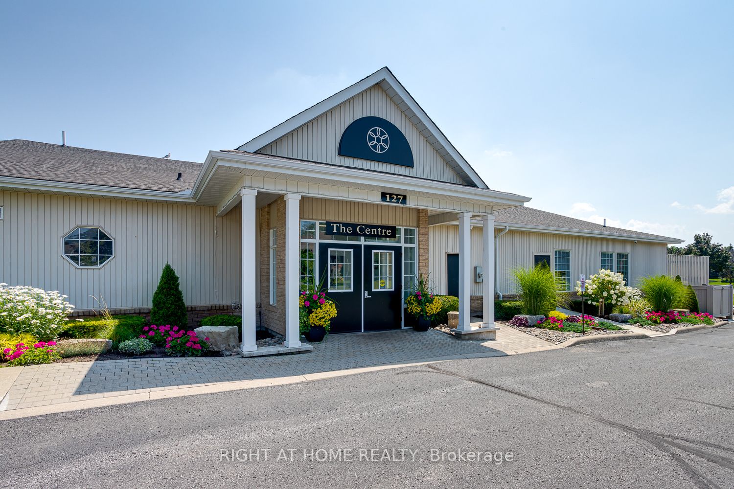 311 Waterbury Cres