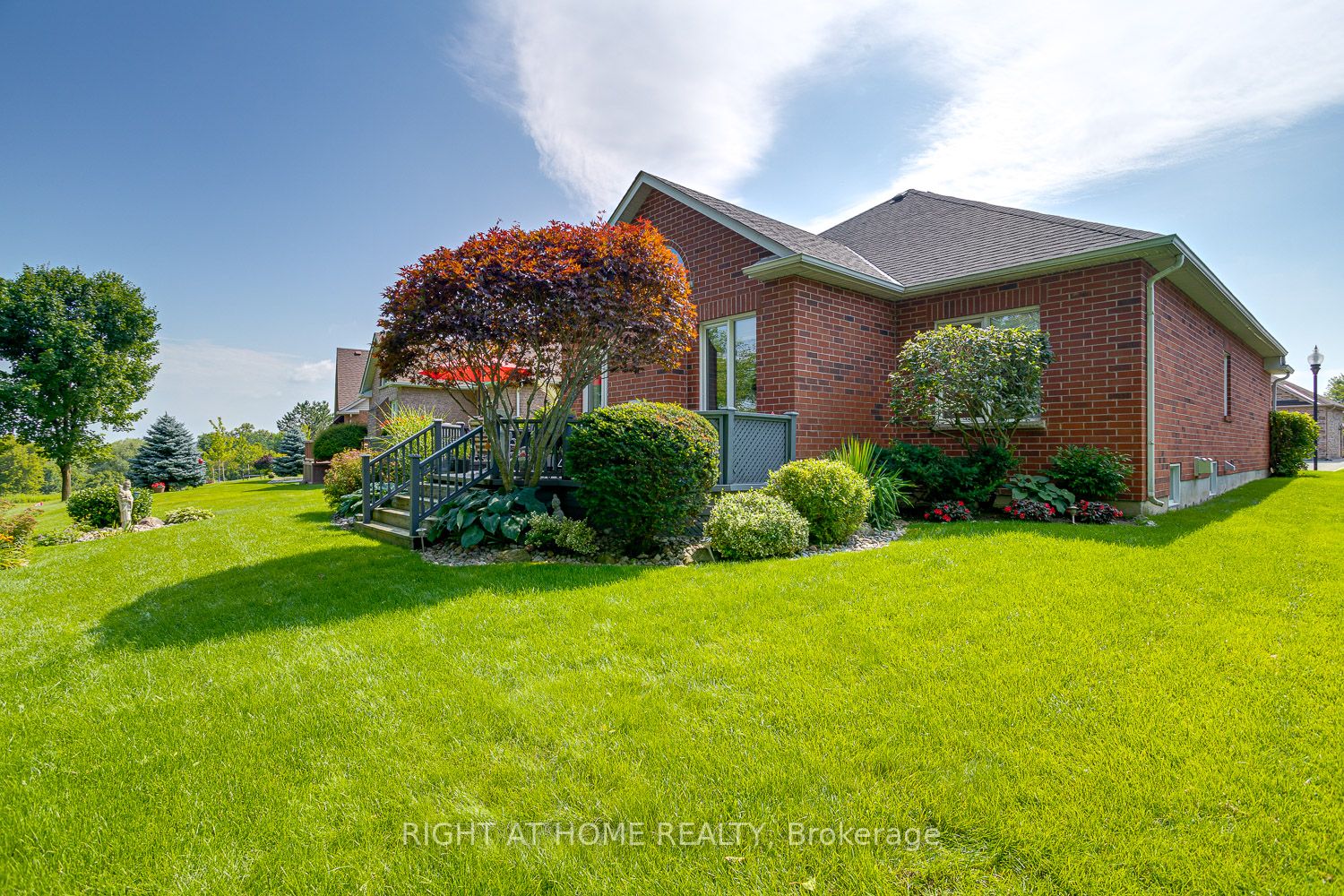 311 Waterbury Cres