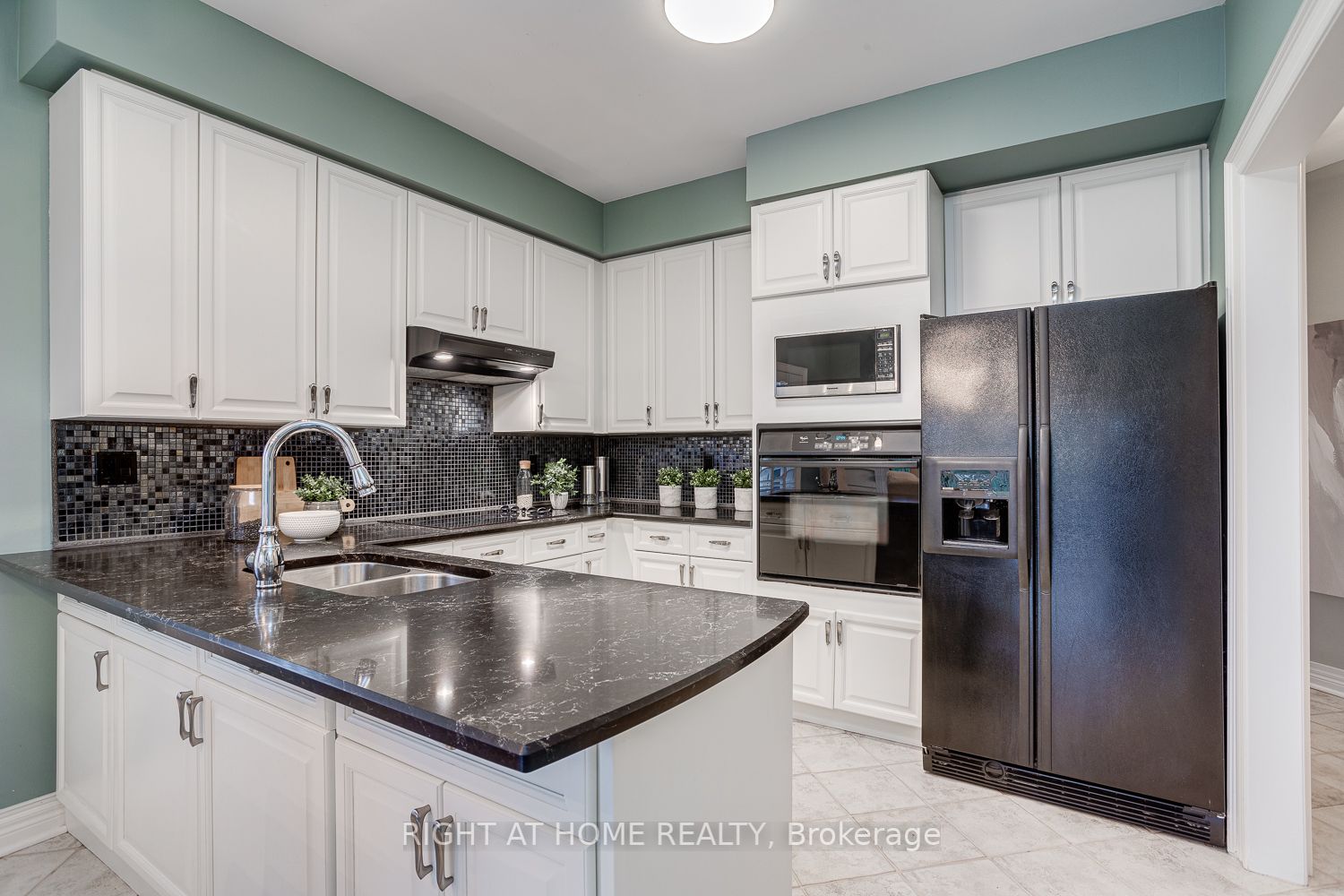 311 Waterbury Cres