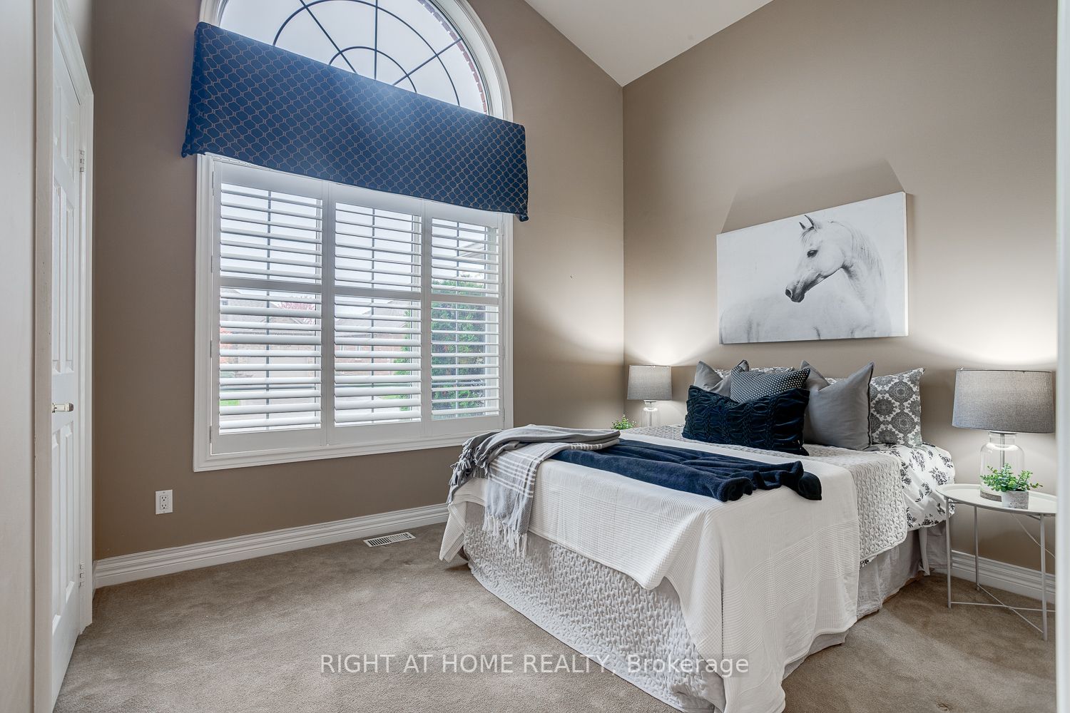 311 Waterbury Cres