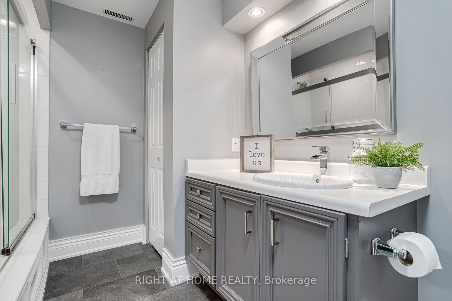311 Waterbury Cres