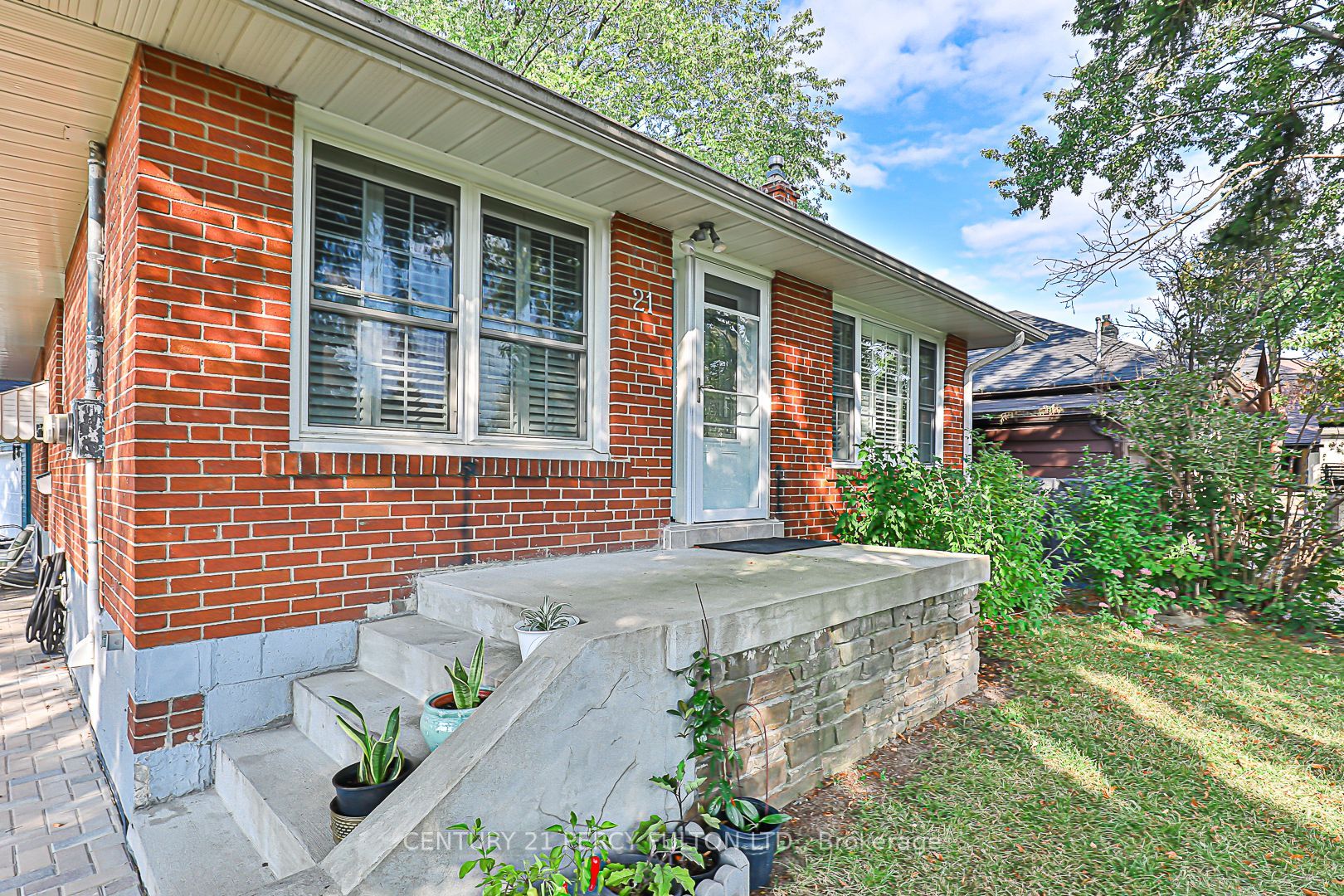 21 Willowhurst Cres E