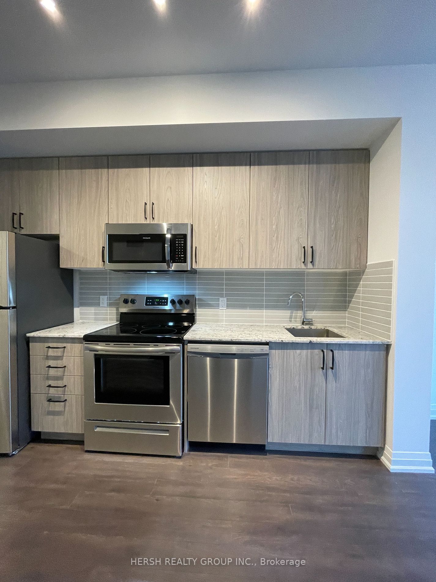 10 Meadowglen Pl, #102