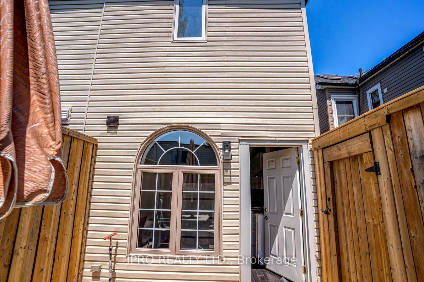 1531 Queen St E