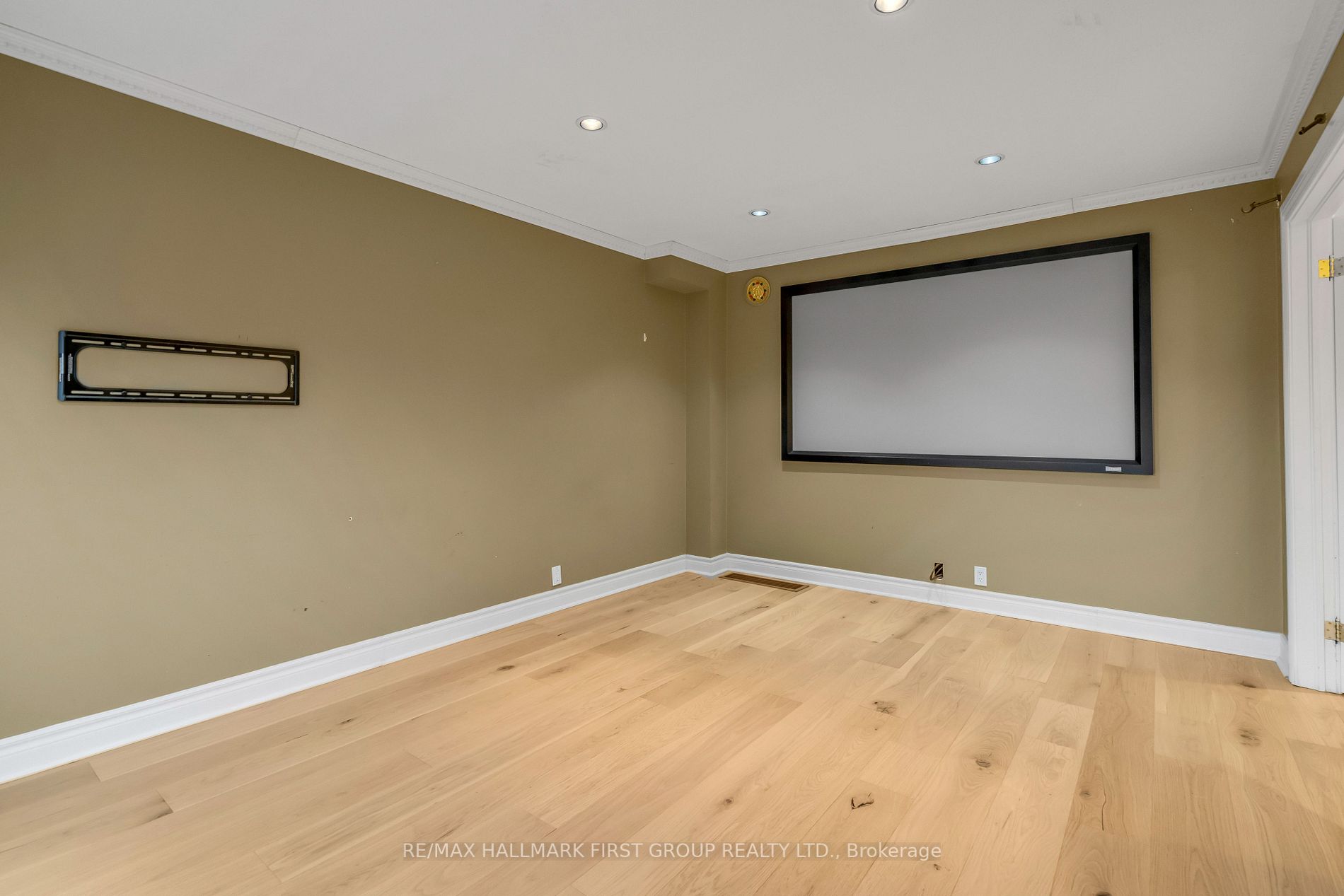 1755 Broadoak Crescent