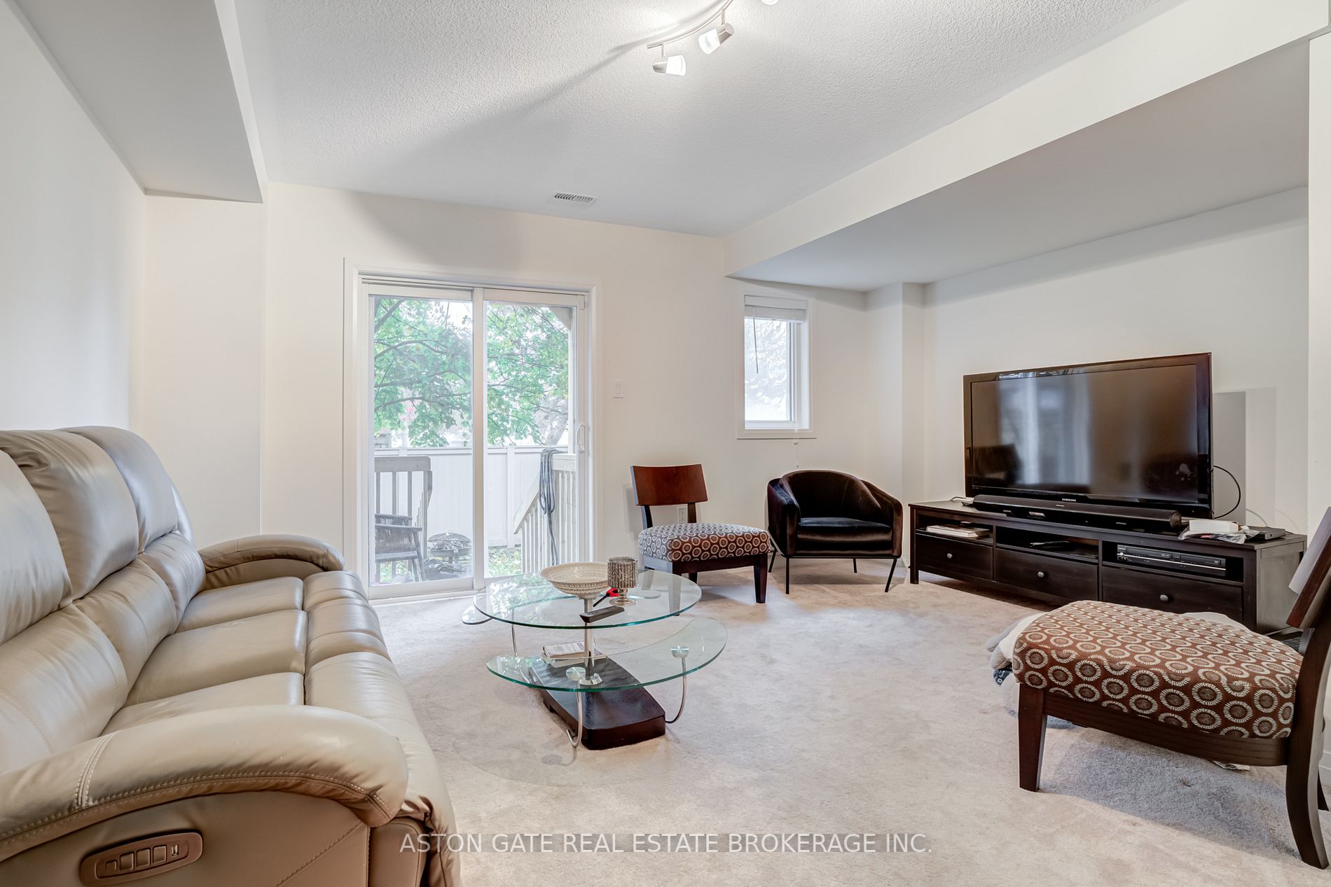 208 London Lane