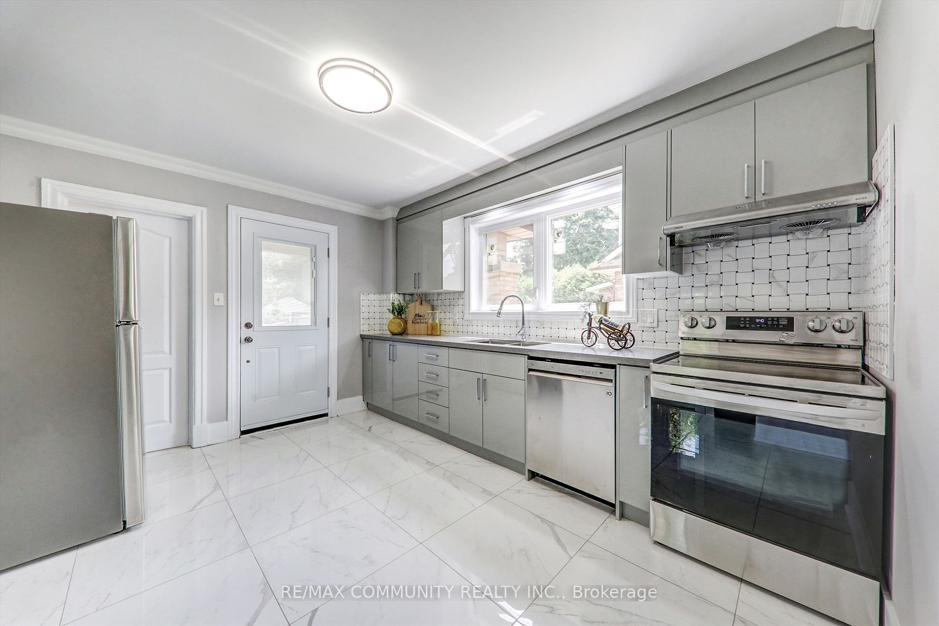 507 Brock St S, #Main
