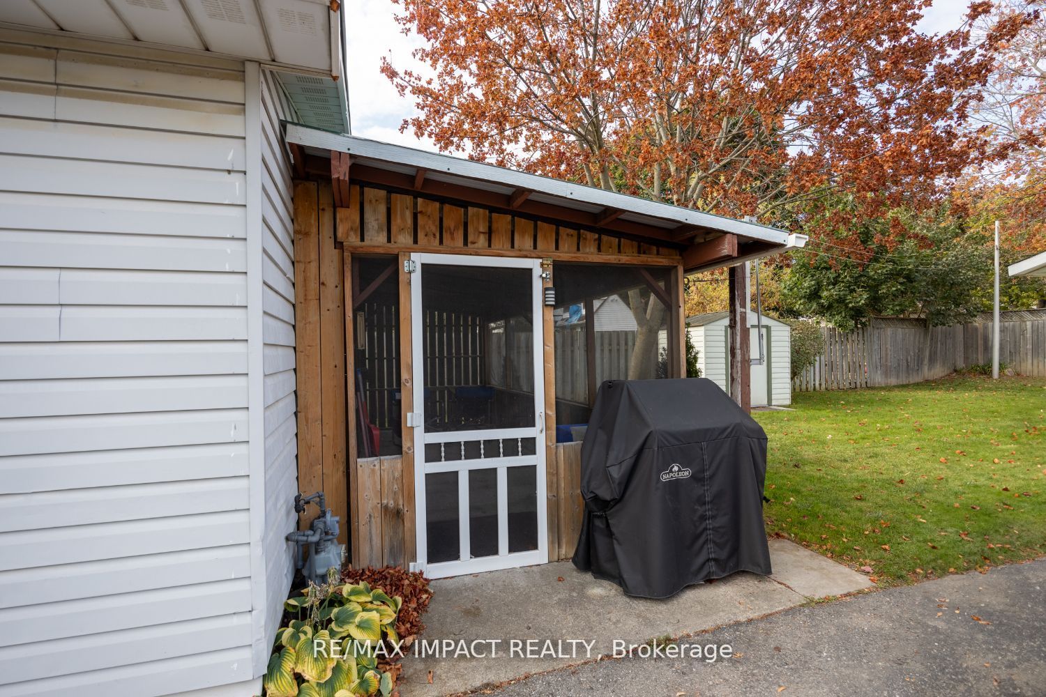 8 Saunders Ave
