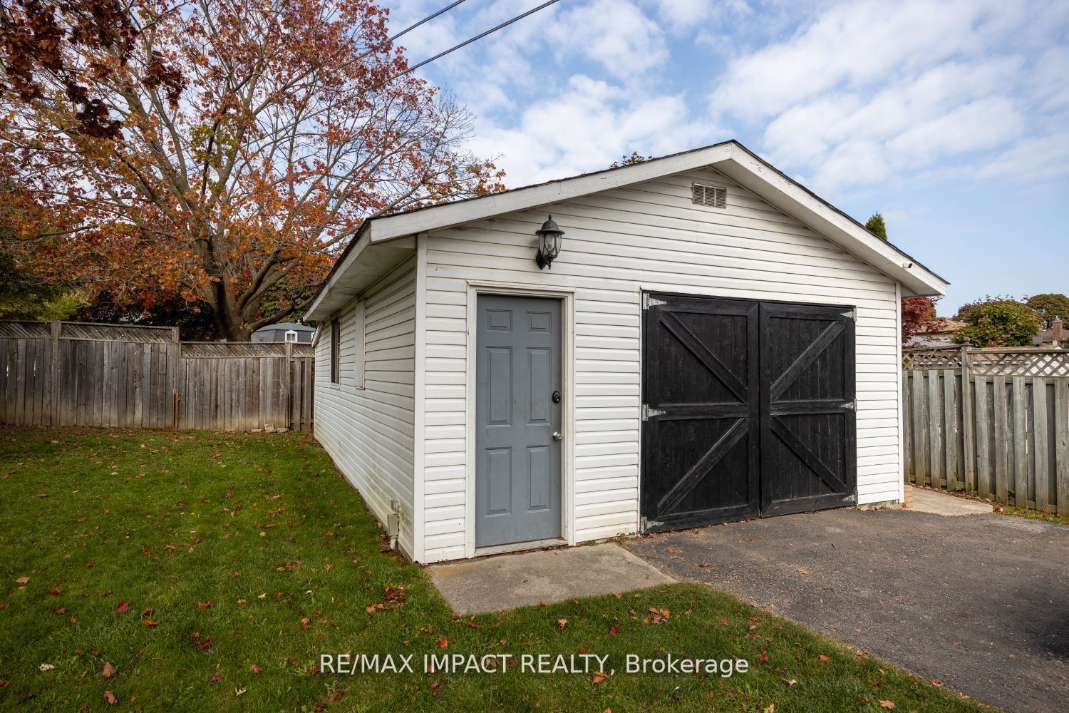 8 Saunders Ave