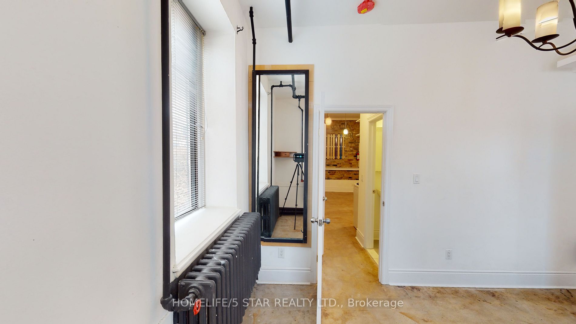 1152 Gerrard St E, #204