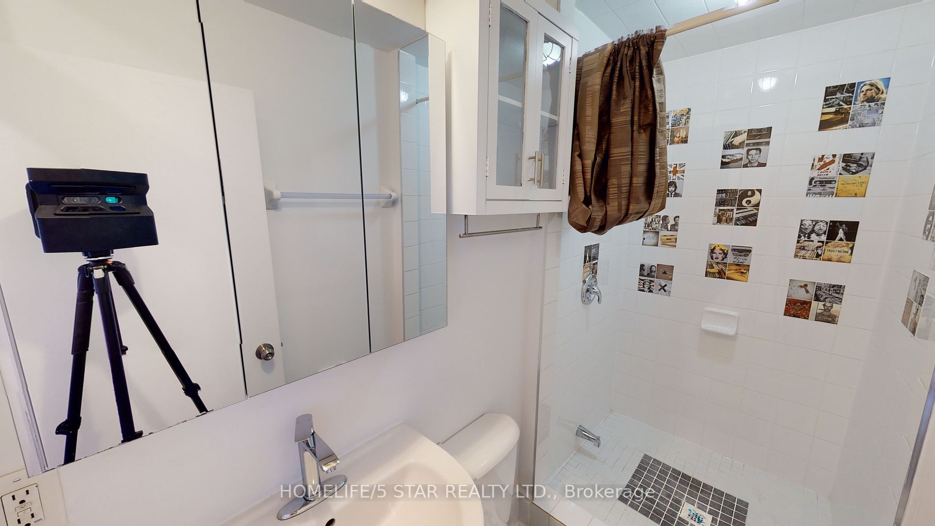 1152 Gerrard St E, #204