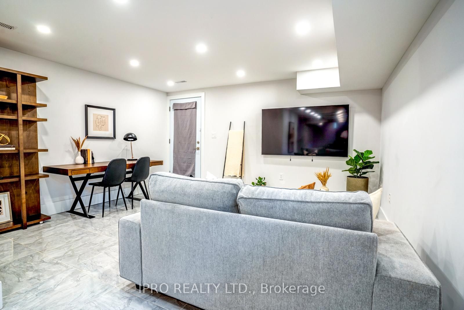 57 Holborne Ave
