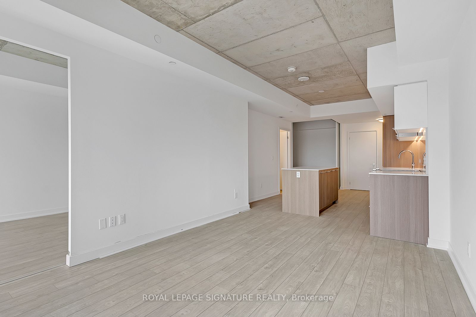 665 Queen St E, #320