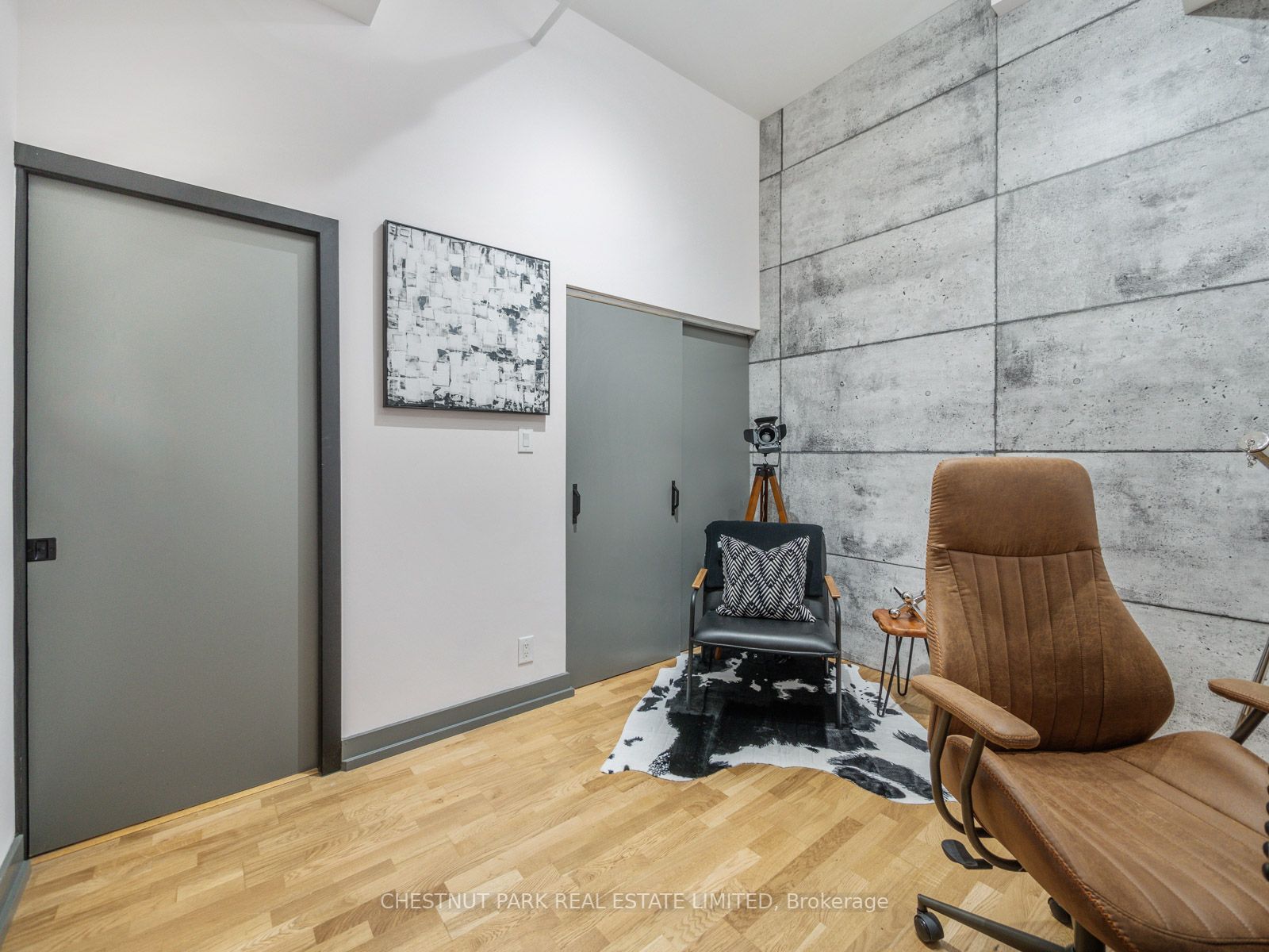 1852 Queen St E, #206