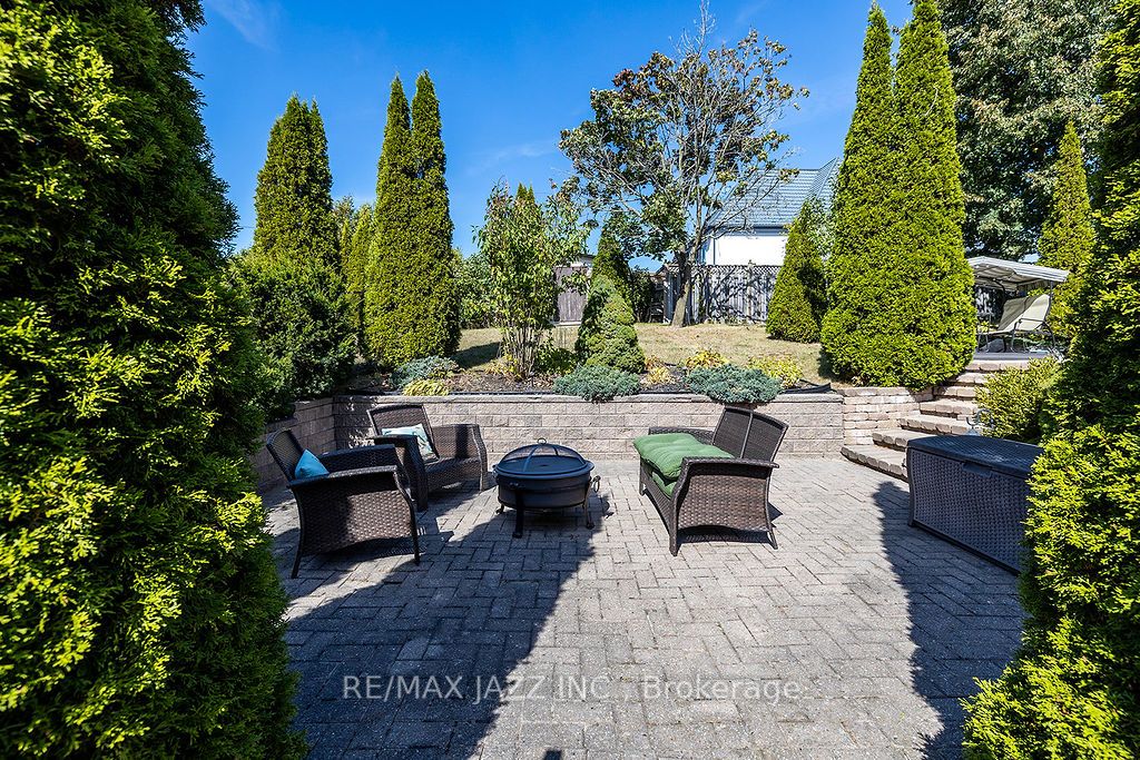 2 Maryleah Crt