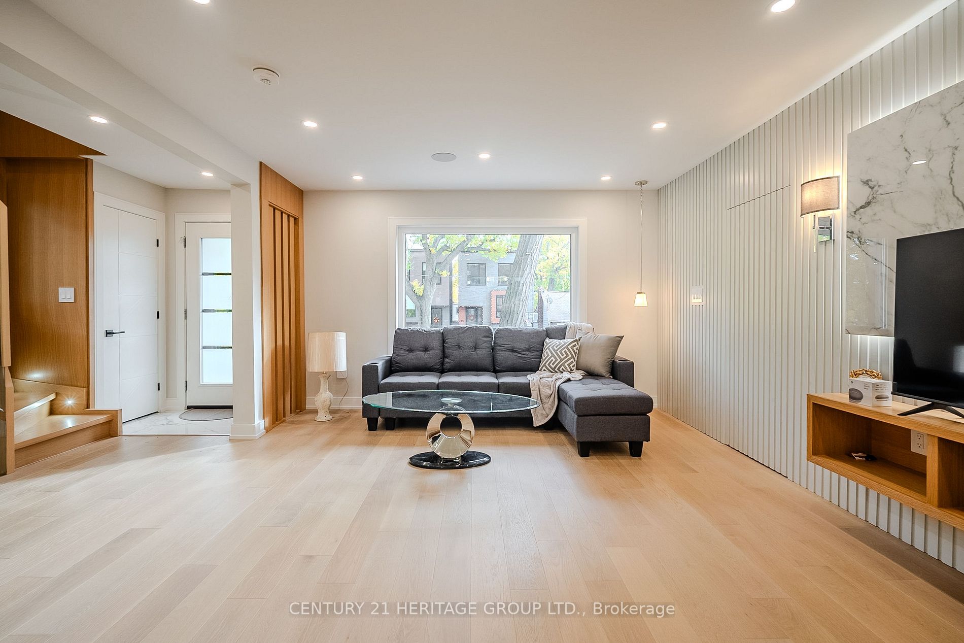28 Pine Ave