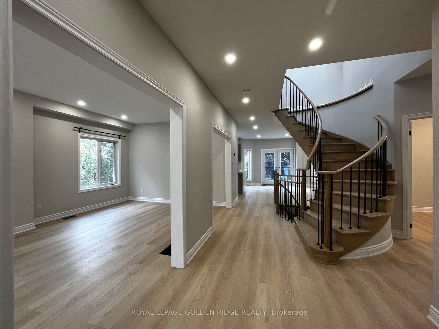 549 Mcleod Cres, #Upper