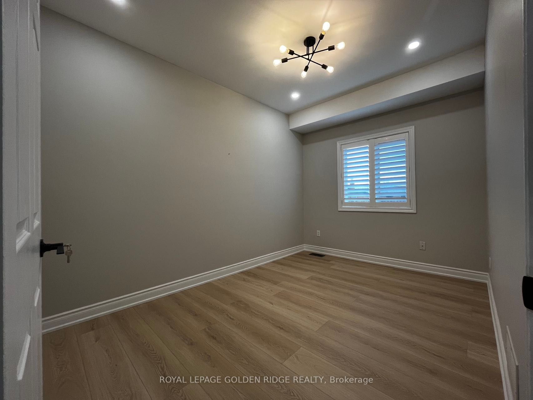 549 Mcleod Cres, #Upper