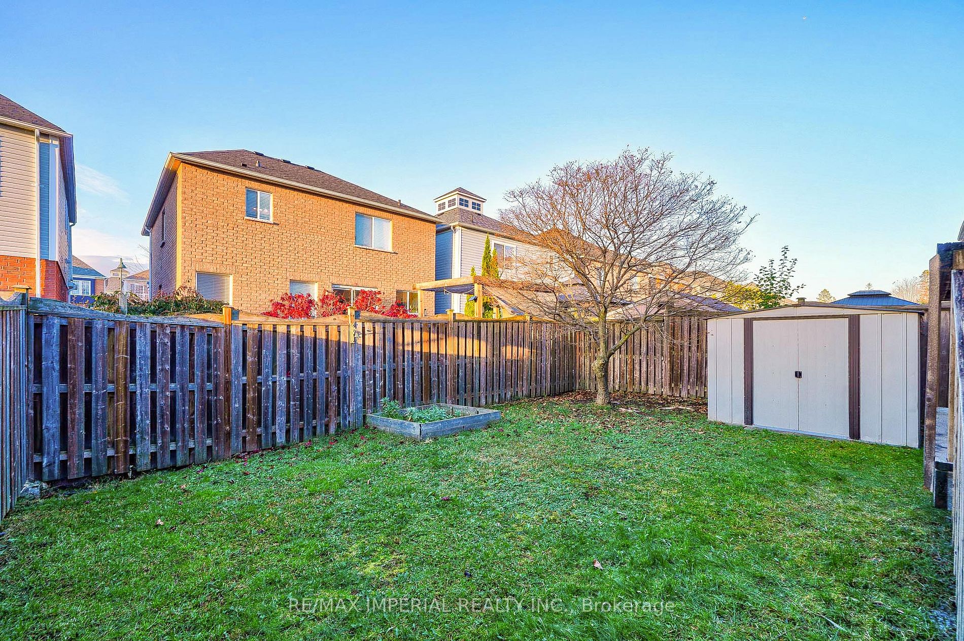 24 Hoile Dr