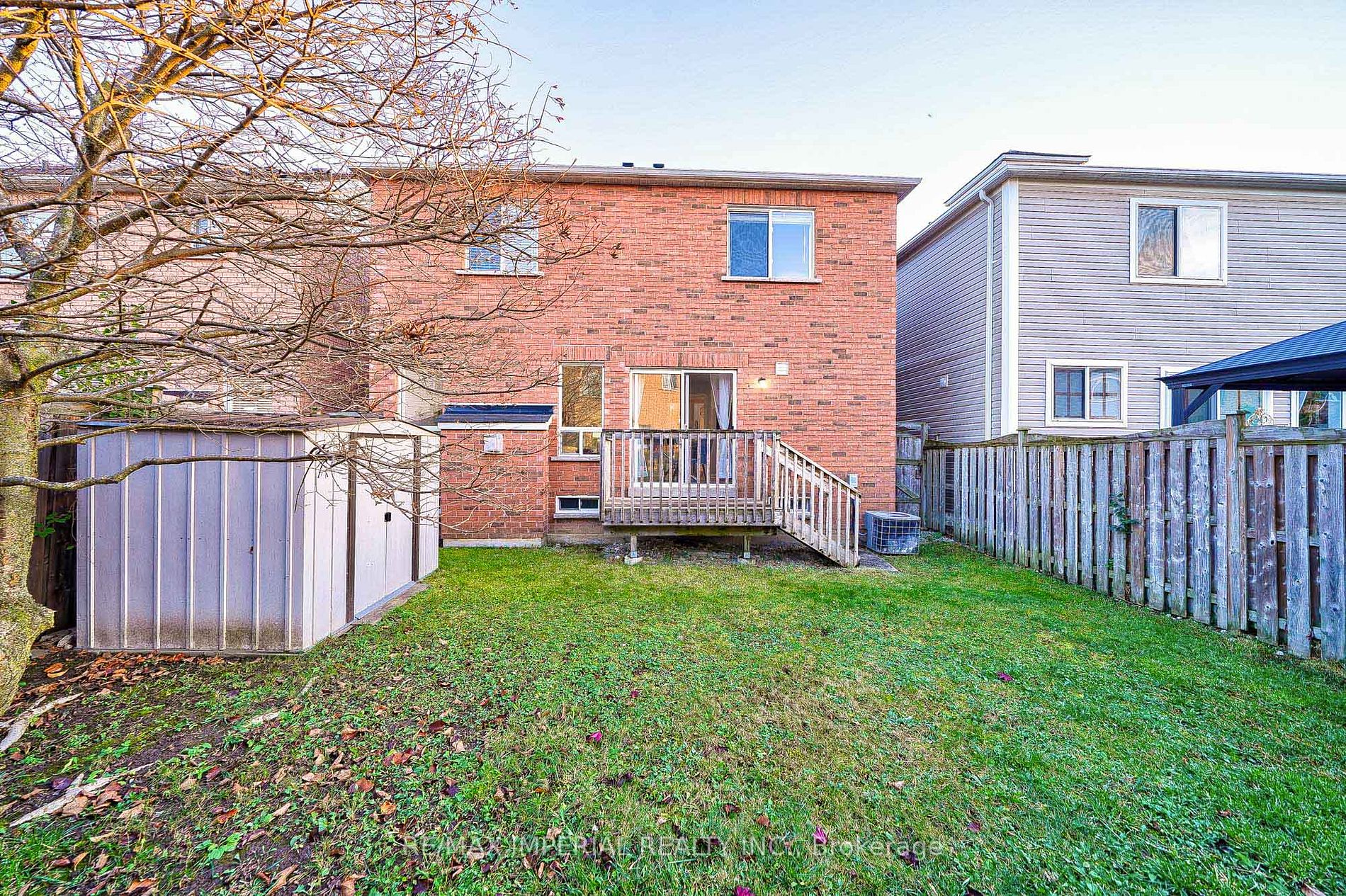 24 Hoile Dr