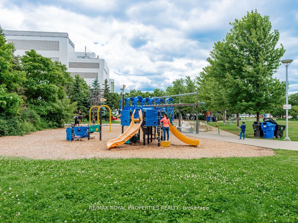 1 Lee Centre Dr, #2106