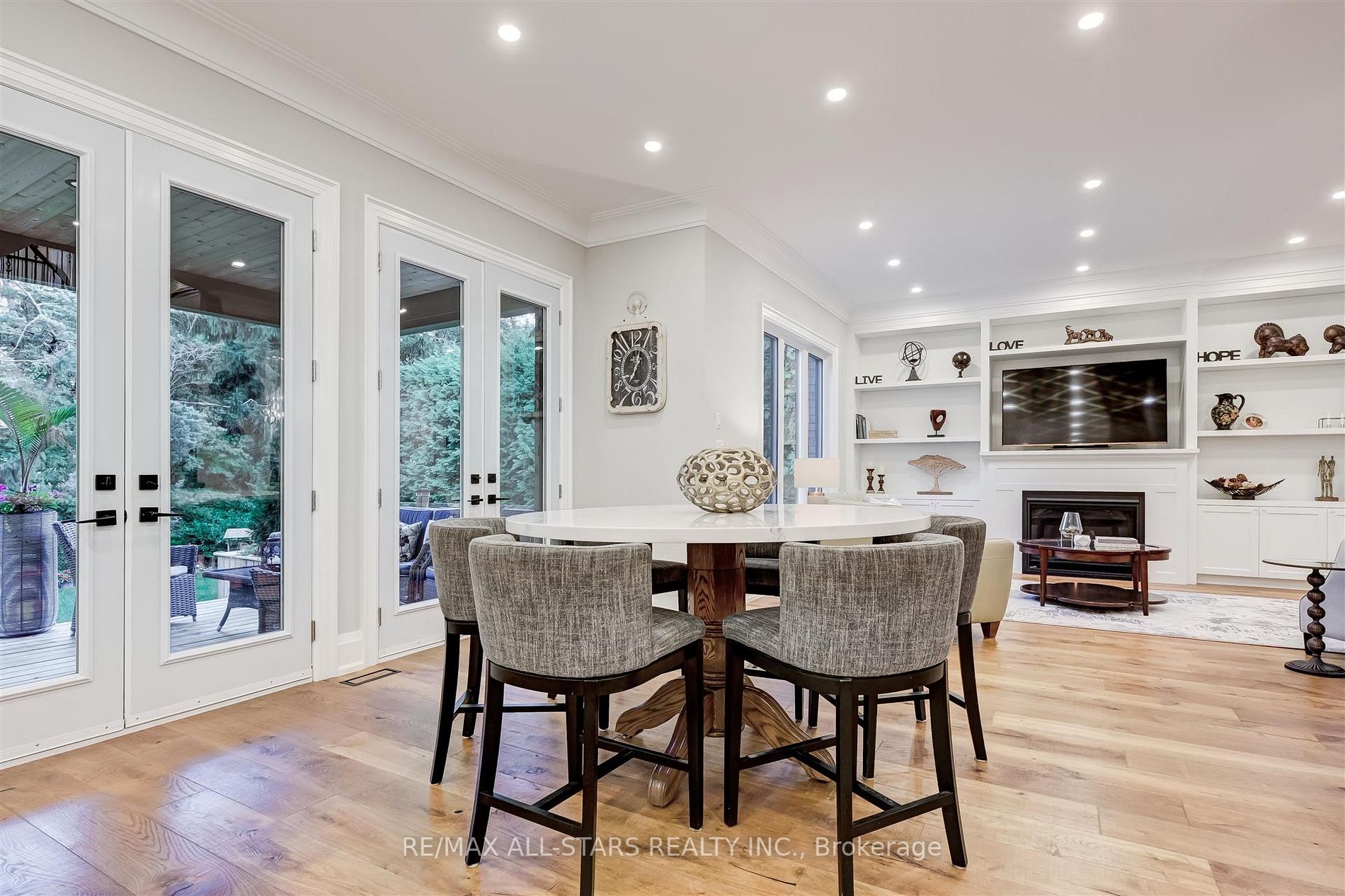 7 Brinloor Blvd