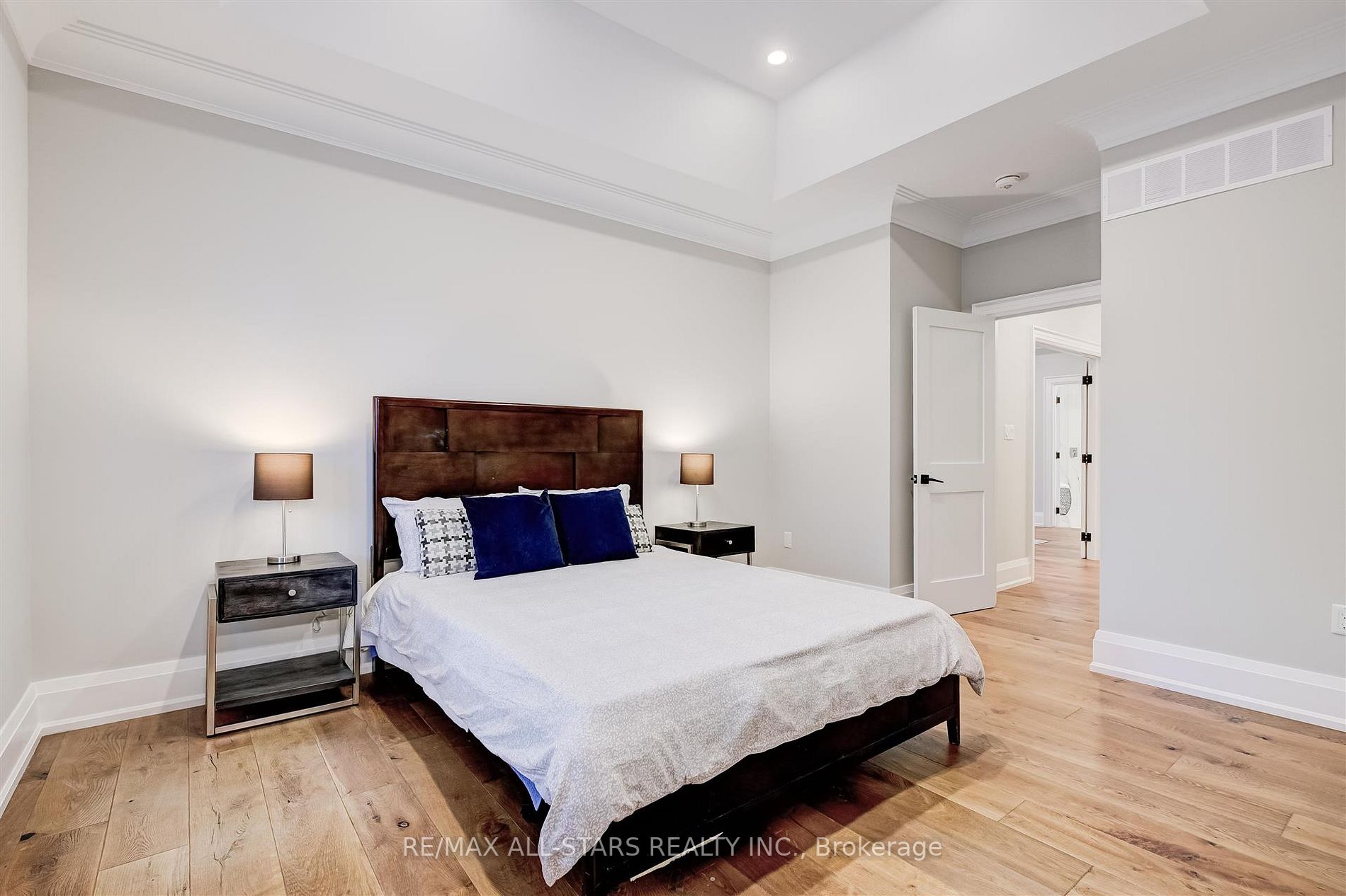 7 Brinloor Blvd