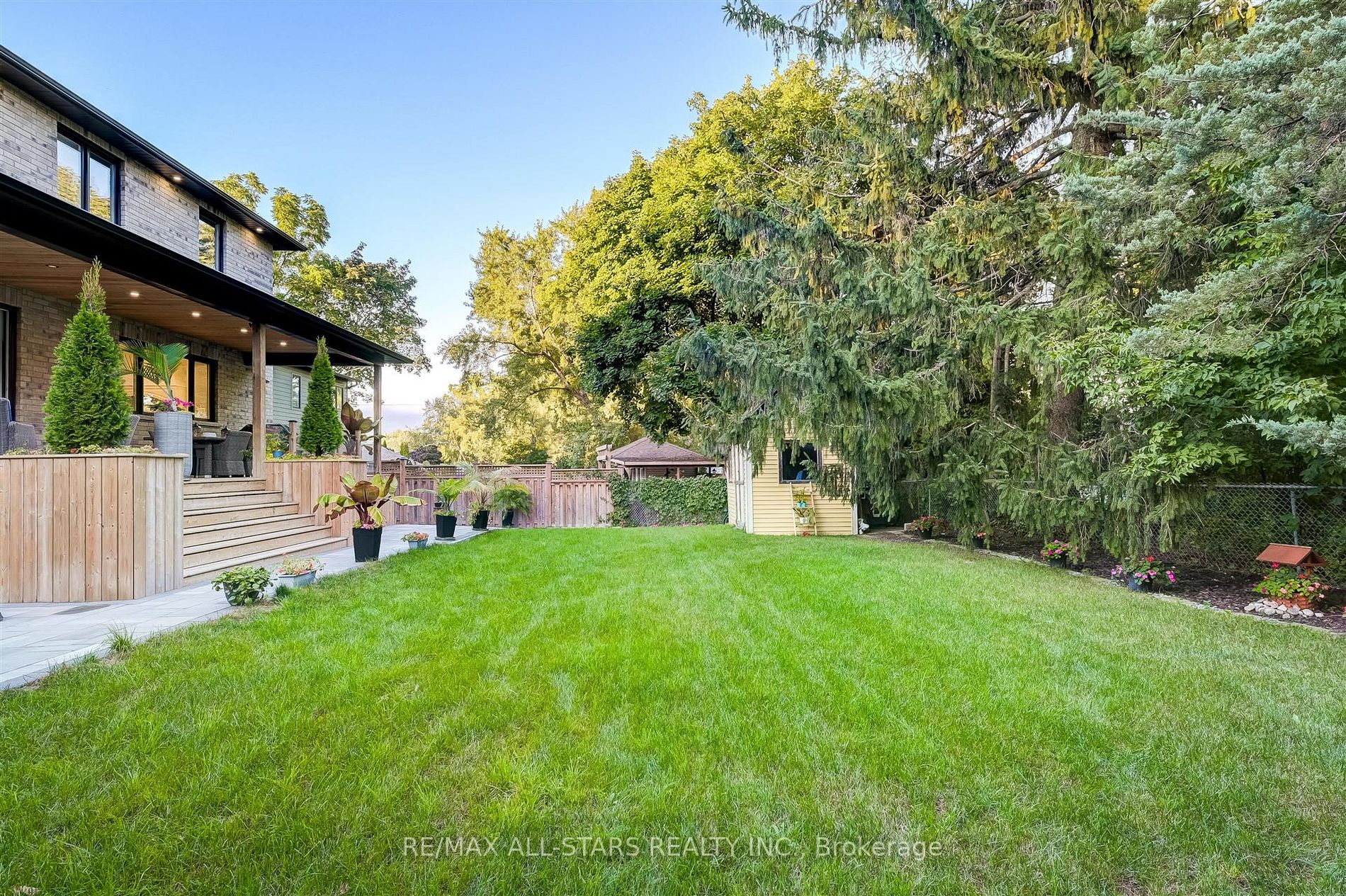 7 Brinloor Blvd