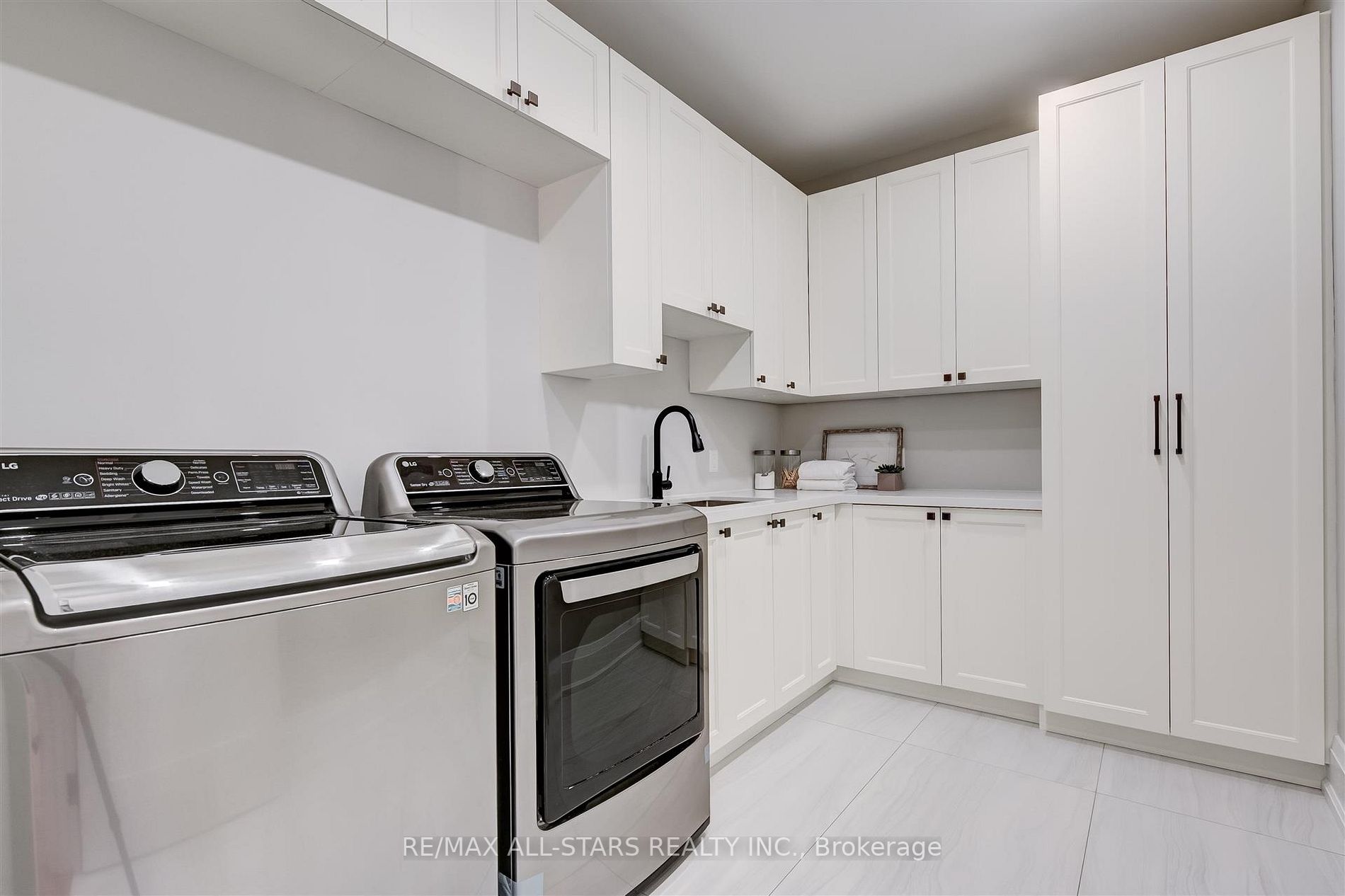 7 Brinloor Blvd