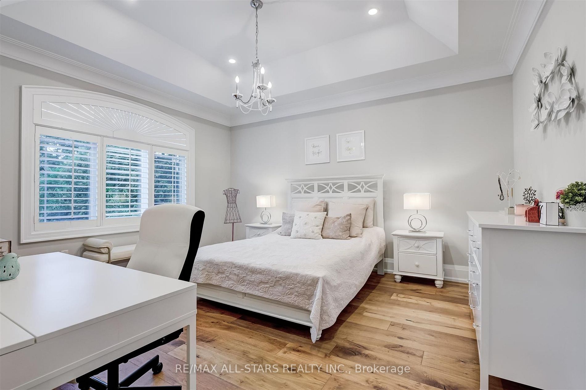 7 Brinloor Blvd