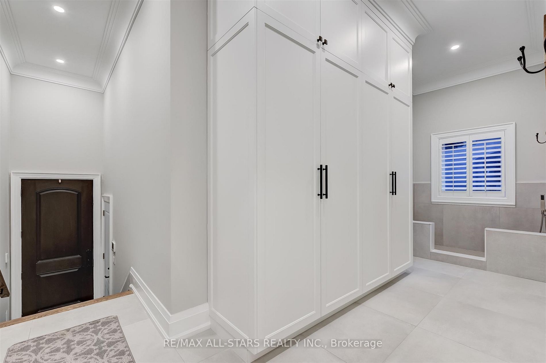 7 Brinloor Blvd