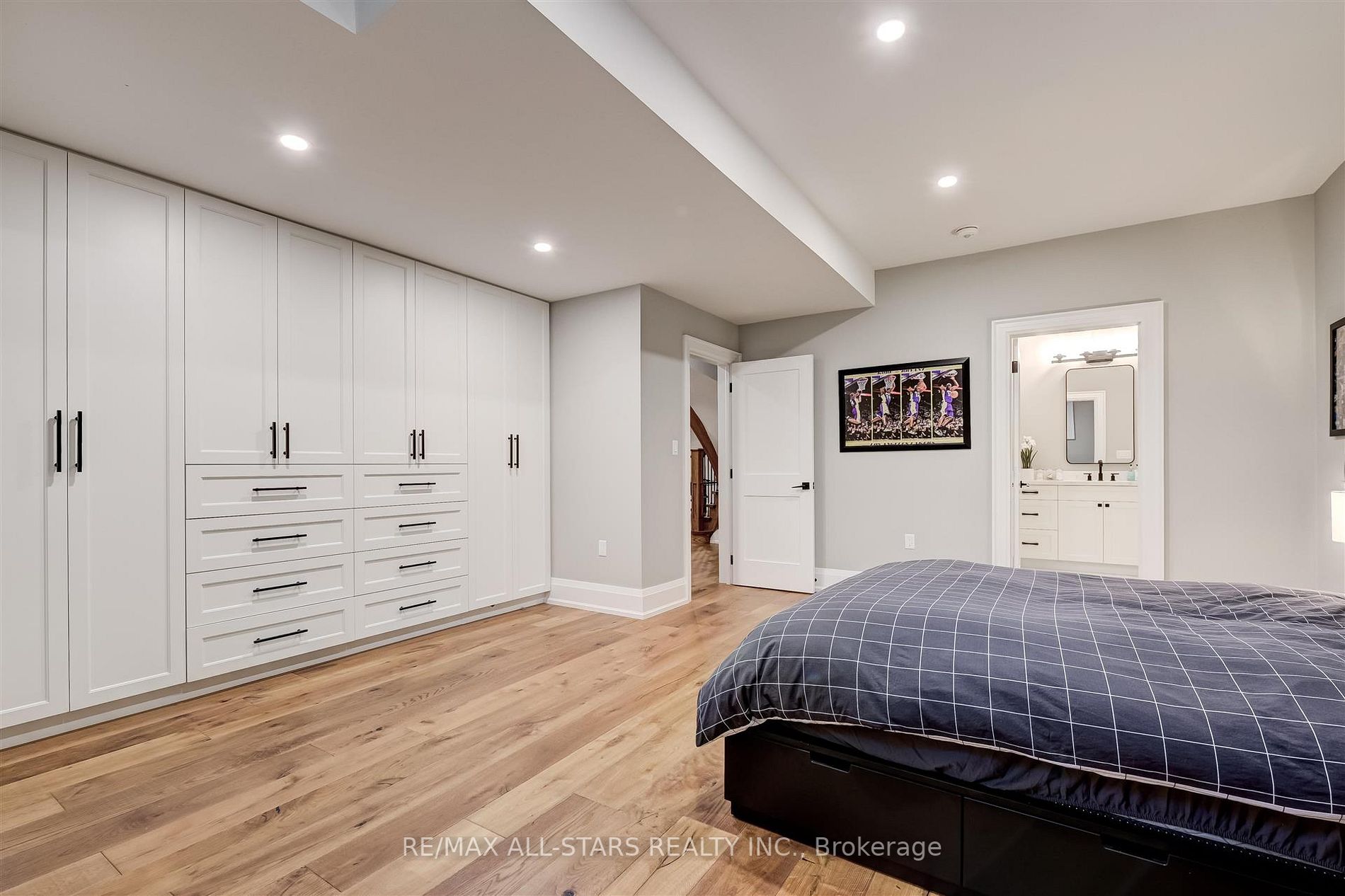 7 Brinloor Blvd