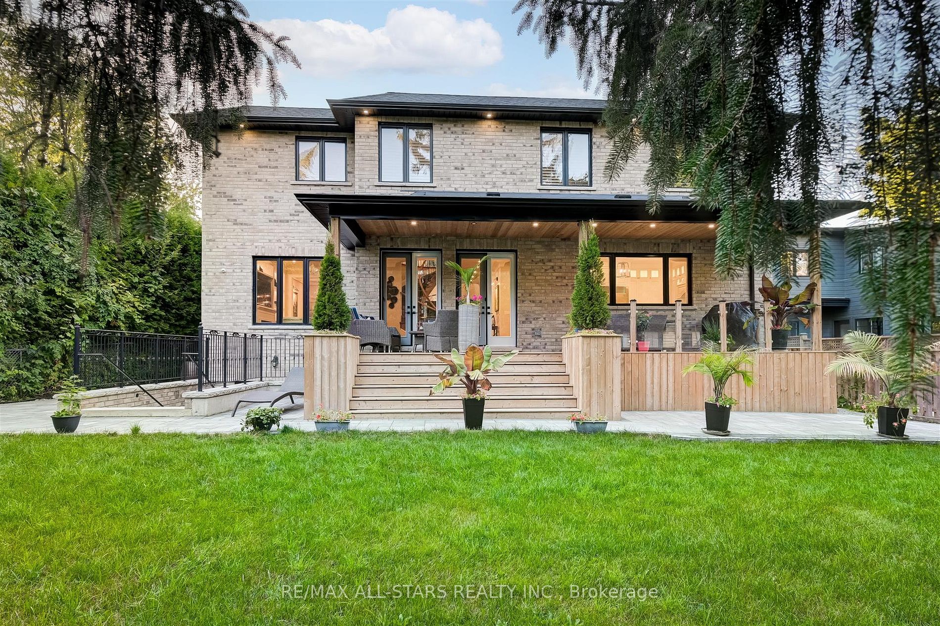7 Brinloor Blvd