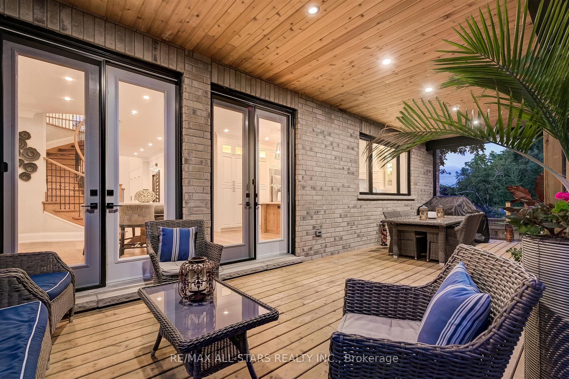 7 Brinloor Blvd