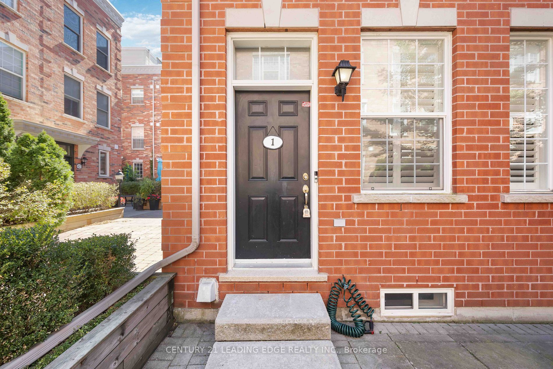 1 FAIRHEAD Mews